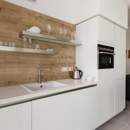 Splendid Seaside Retreat On Spinola Bay