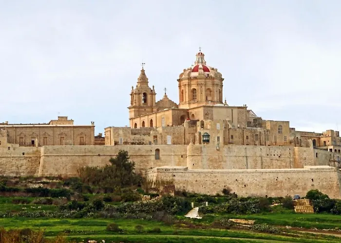 Splendid Seaside Retreat On Spinola Bay Daire