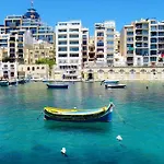 Splendid Seaside Retreat On Spinola Bay Apartment